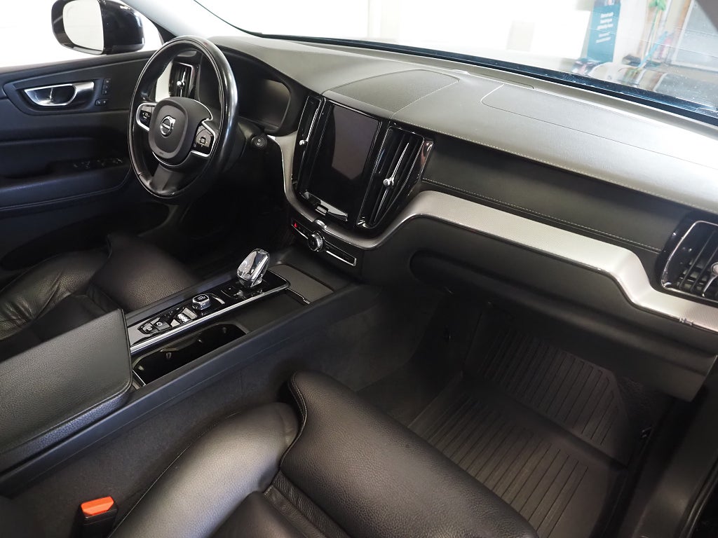 Volvo XC60 Recharge T6 AWD Inscription Pano Drag VOC Kamera Läder 2021