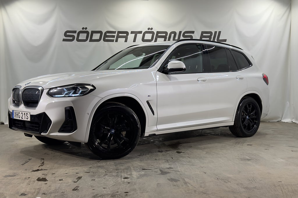BMW iX3 CHARGED M SPORT DRAG PANO KAMERA LÄDER MOMSBIL