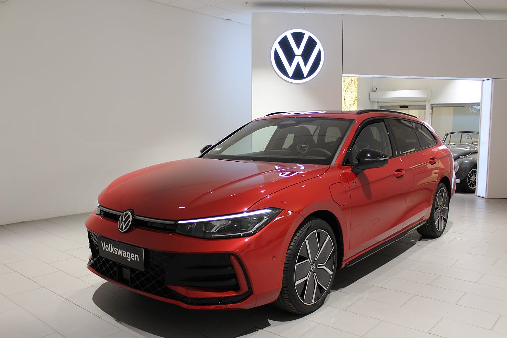 Volkswagen Passat R-Line 1.5 TSI eHybrid (272hk) KAMPANJ!