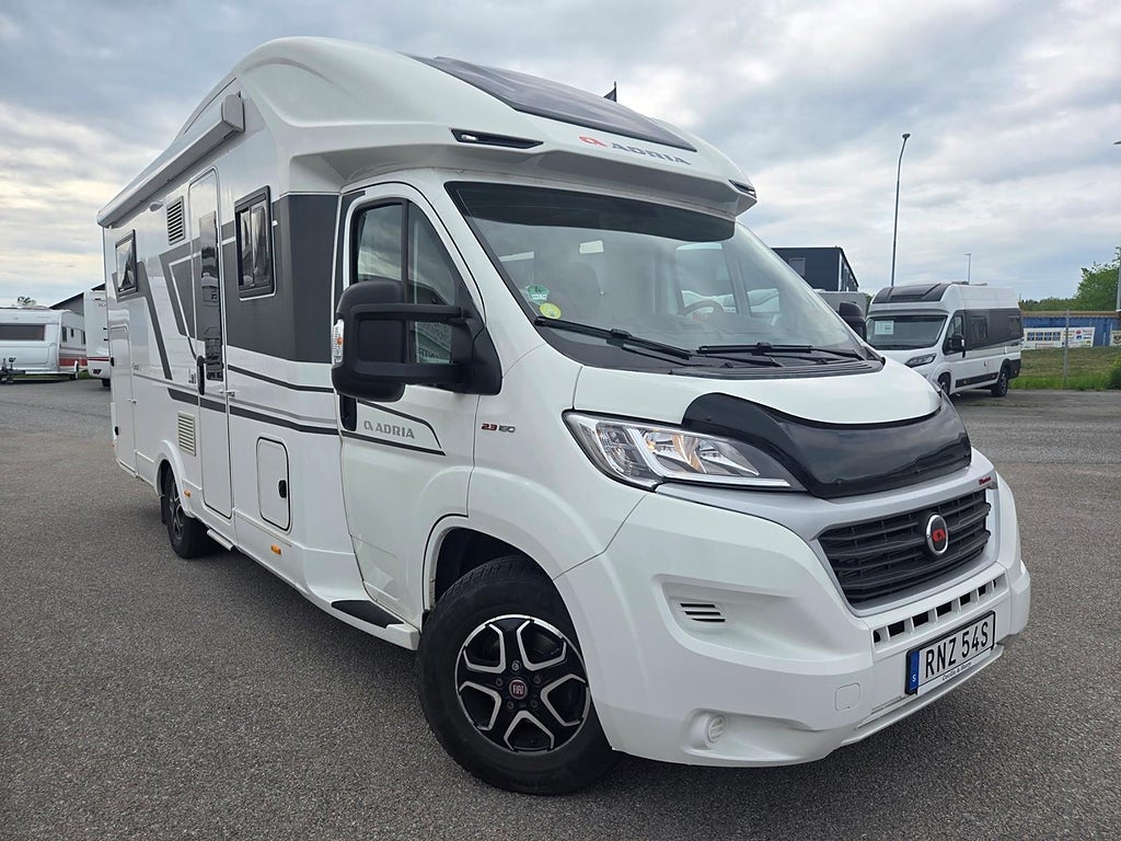 Adria Coral PLUS 670 DL Långbäddar Hydrauliska stödben