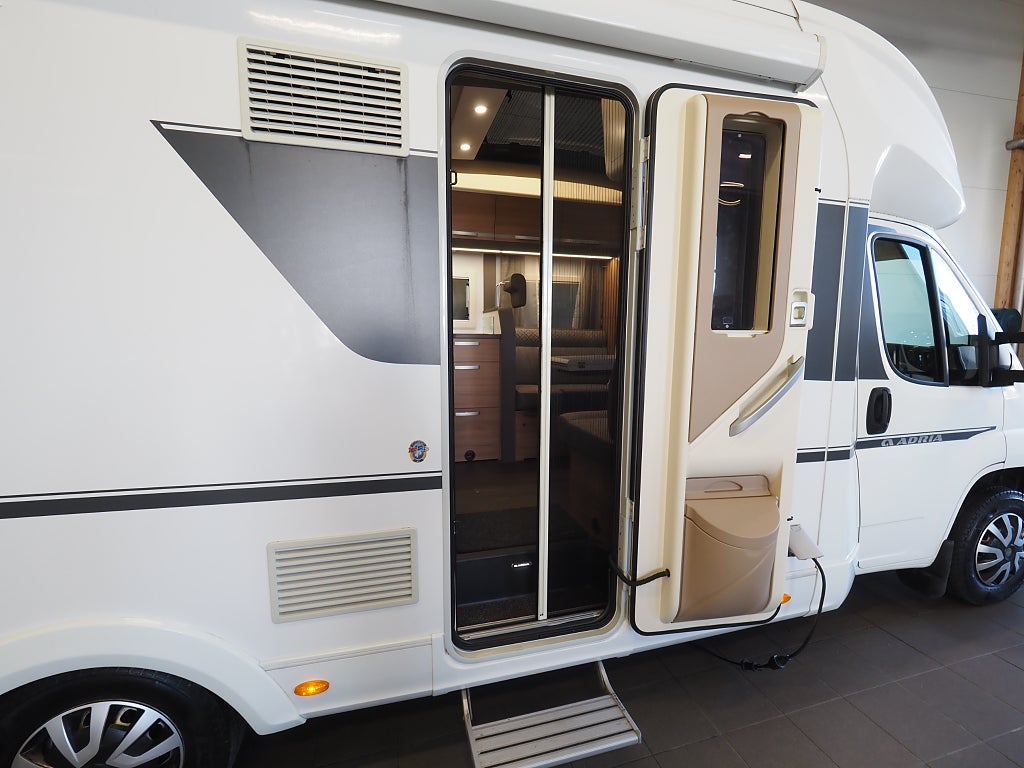 Adria Coral 670 DL Axess Långbädd | Face to face | Solcell | 2021