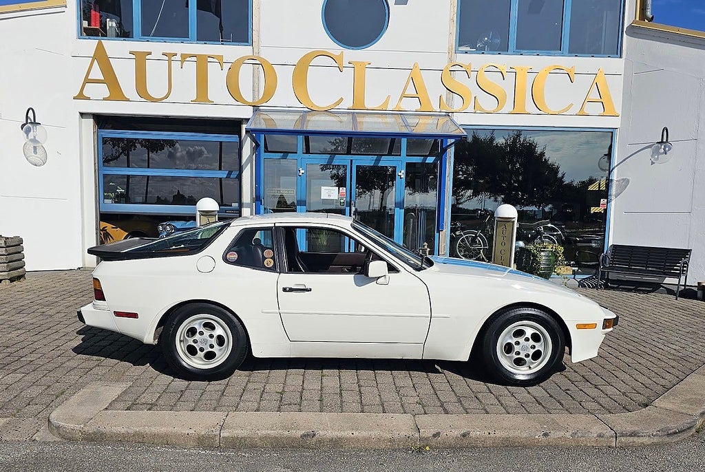 Porsche 944 