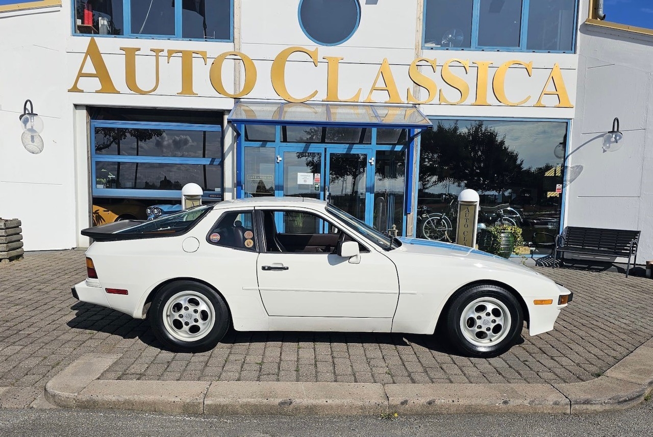 Porsche 944