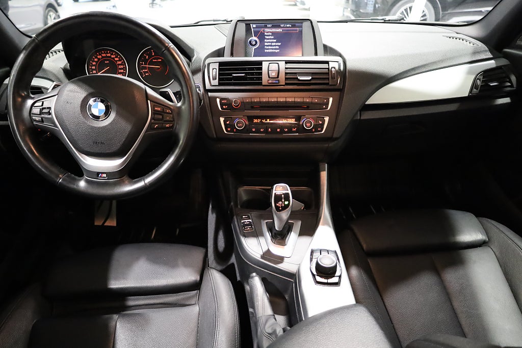 BMW M135i AUT M-Sport 320hk H&K Läder Blåtand Nyservad