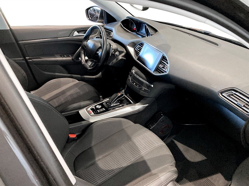 Bild på Peugeot 308 5D Allure 1.2 PT 130hk Aut - DRAG, CARPLAY