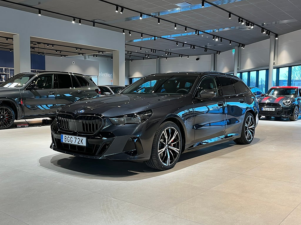 BMW 550 e xDrive Touring M-sport Pro B/W Pano Komfortstolar 