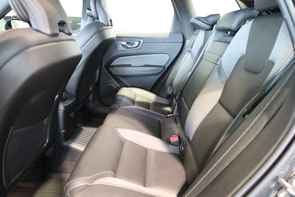 Volvo XC60 Recharge T6 AWD AUT R-Design Pano H&K Navi Kamera