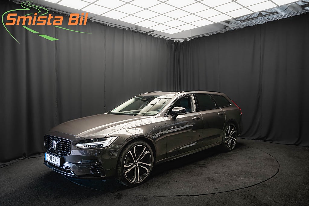 Volvo V90 Recharge T6 AWD ULTIMATE DARK B&W PANO LUFT LÄDER MOMS
