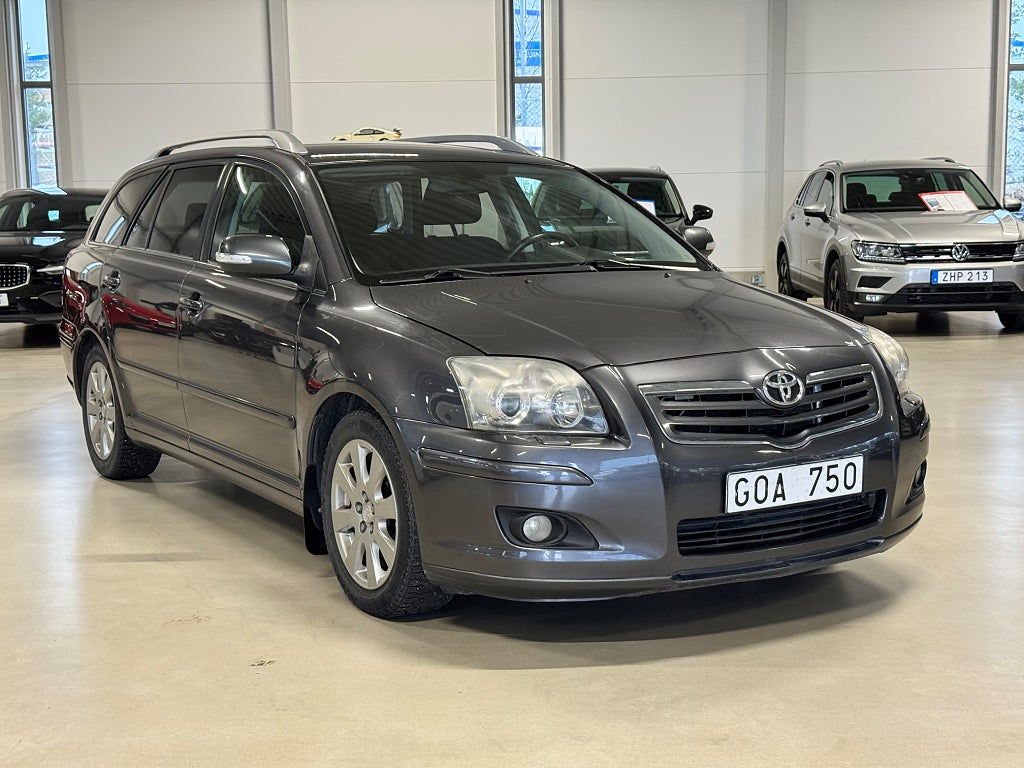 Toyota Avensis Kombi 2.0 DRAGKROK BENSIN S&V-HJUL DUBB  M-VÄRMARE  