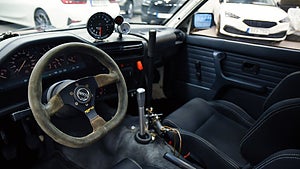 Den här BMW har fått en V8-motor och front från BMW M3. 