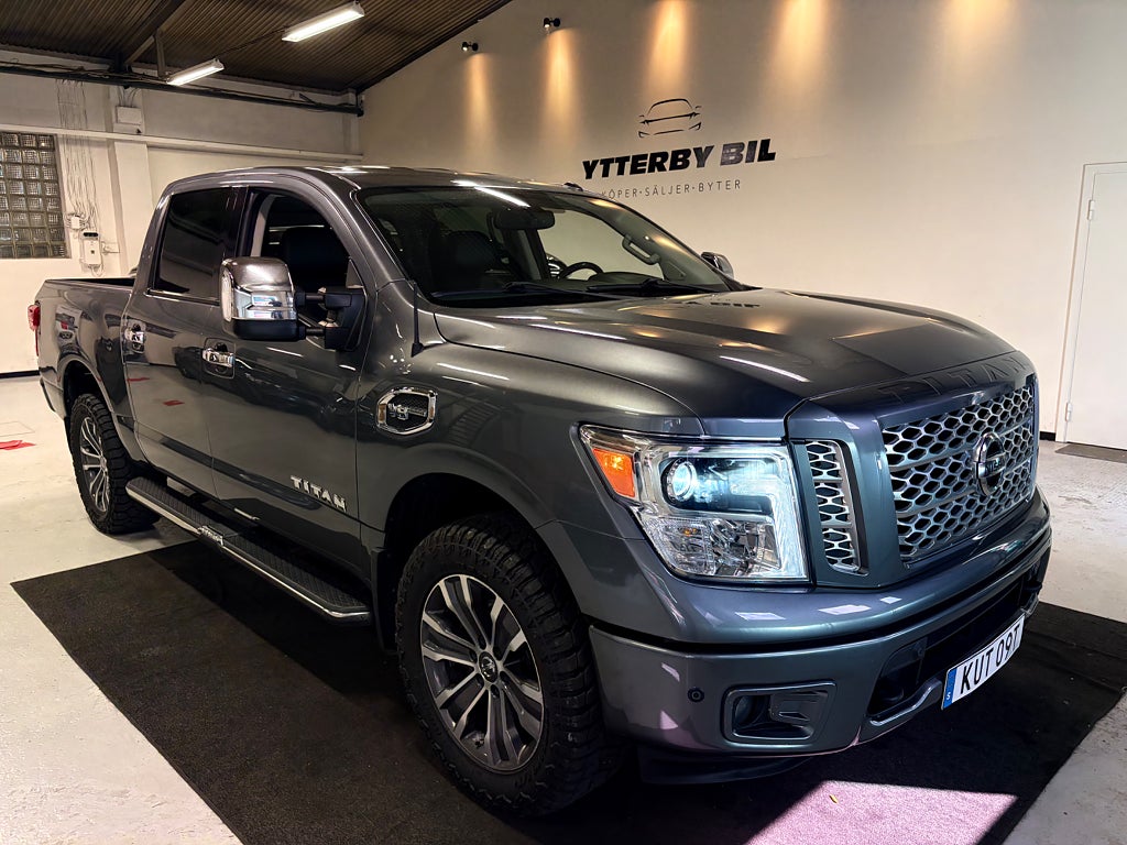 Nissan Titan Crew Cab 5.6 V8 4WD Keyless Backkamera BLIS Remotestart