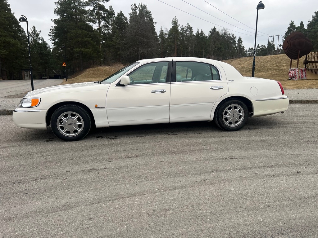 Lincoln Town Car 4.6 V8 2V SOHC 1999, kuva 2/30