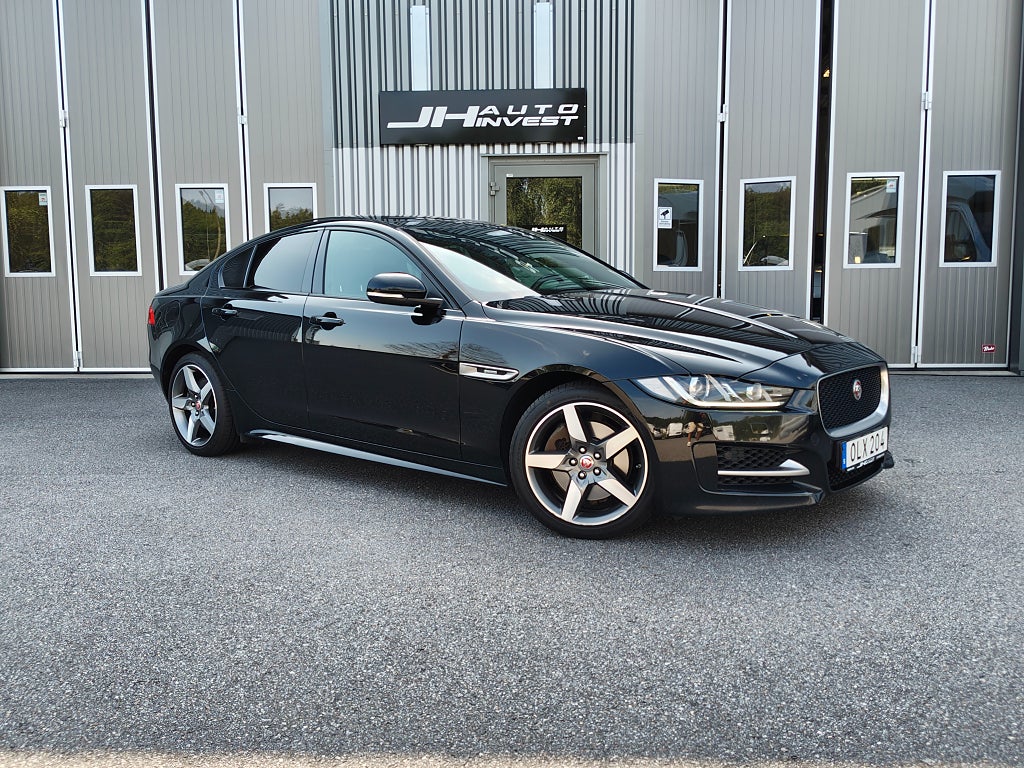Jaguar XE 20t 200 HK R-Sport Svensksåld Panorama Drag Värmare 