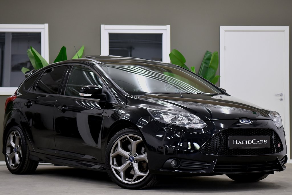 Ford Focus ST 250hk | Taklucka Navi Recaro BLIS Lane Assist