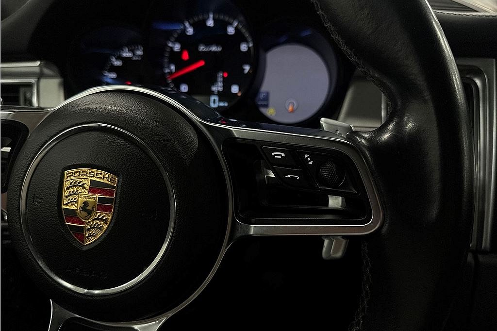 Porsche Macan Turbo 400hk PDK Sport, Pano, Navi, 360