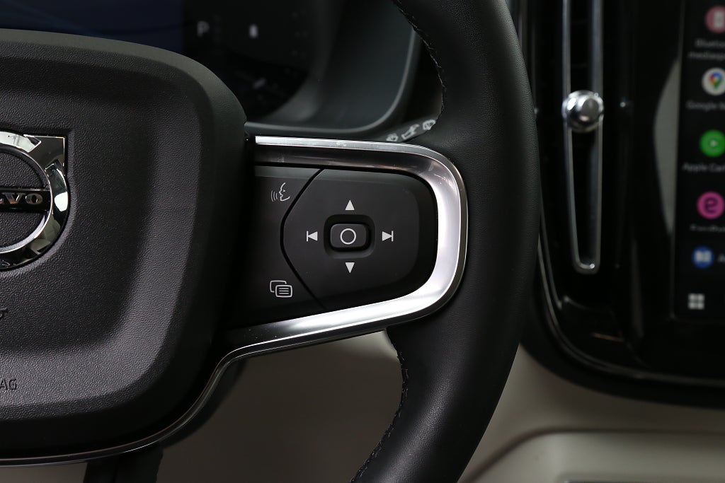 Volvo XC40 B4 Bensin 197hk Ultra Dark Skinn l Panorma l H/K l 360°