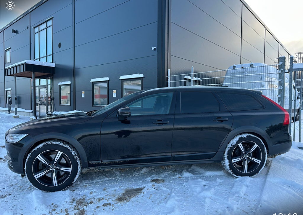 Volvo V90 Cross Country D4 AWD /Momentum/ Automat / Dragkrok/ 
