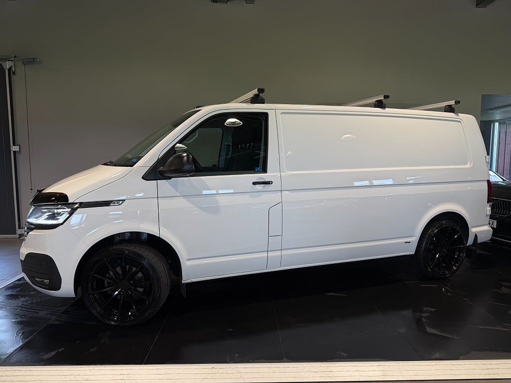 Volkswagen Transporter T30 2.0 TDI Navi B-Kam Drag Värm Moms 3-sits 150Hk 20" 