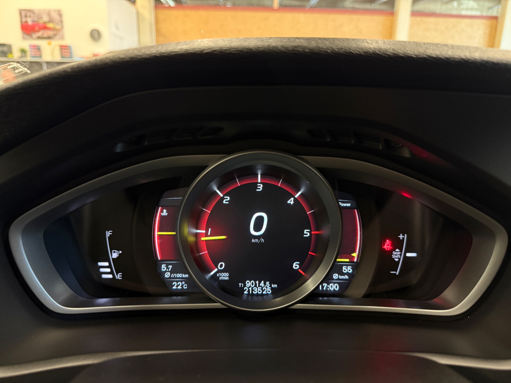 Volvo V40 2017, photo 7/45