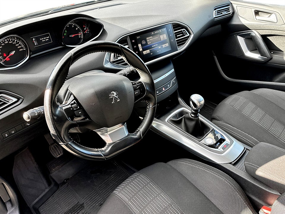 Bild på Peugeot 308 5D Allure 1.2 PT 130hk P-SENSORER DRAG