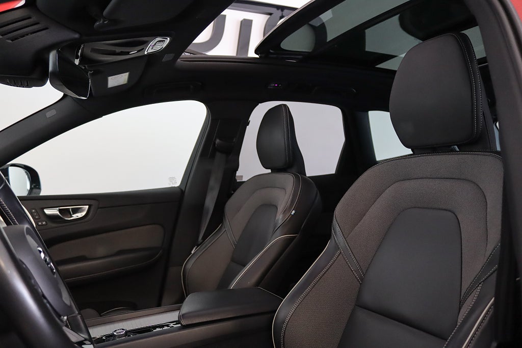 Volvo XC60 B5 AWD R-Design Pano B&W B-kamera HuD Drag