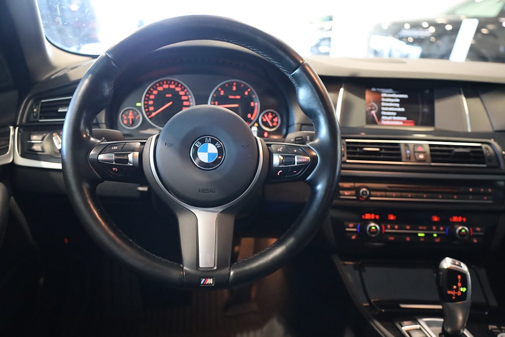 BMW 520d xDrive Touring AUT Sportpaket Drag PDC Rattvärme Läder 2017