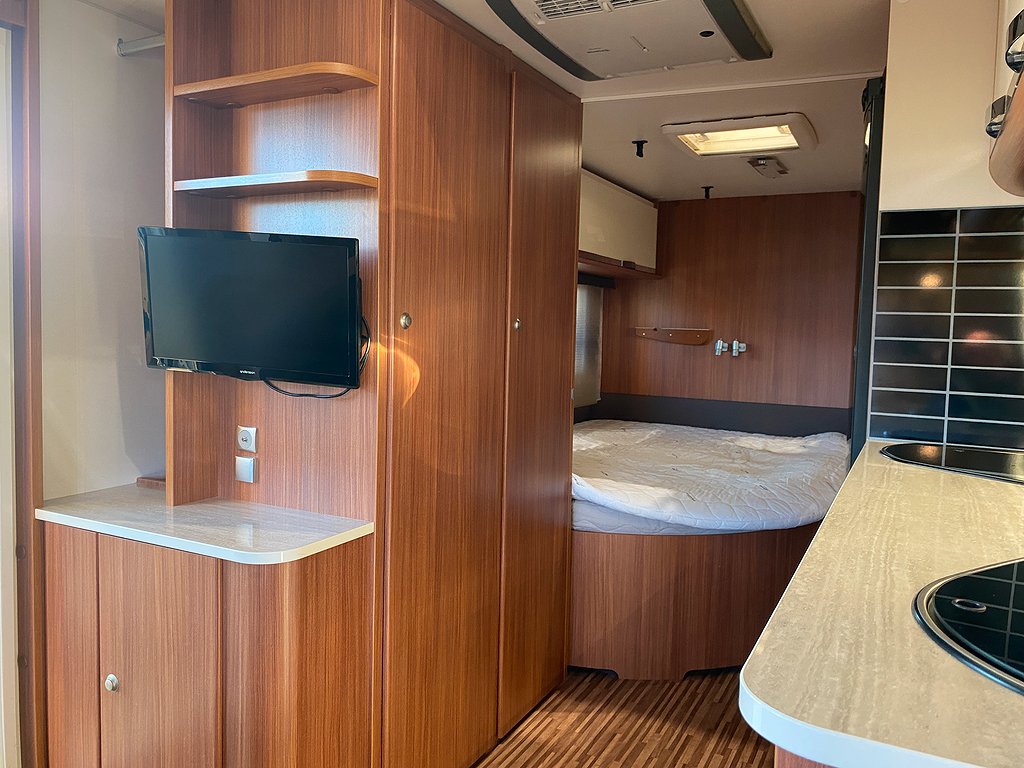 Adria Adora 643 UT / Förtält / ALDE / AC / Bäddskåp - Adria