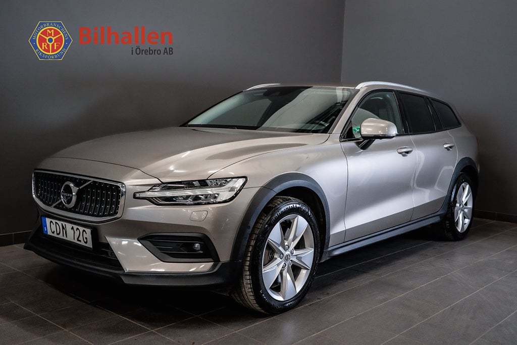 Volvo V60 Cross Country B4 AWD Läder Komfortstolar 360° Kamera Navigation Dragkrok H/K