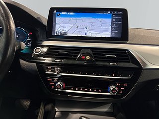 BMW 530e xDrive Touring PLUG-IN Drag Värmare Kamera S&V-däck