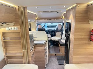 Husbil-halvintegrerad Adria CORAL S 670 SLT 25 av 28