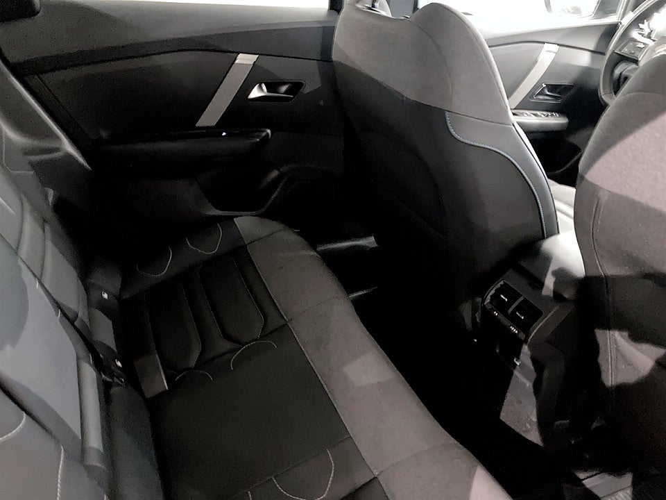Bild på Citroen C4 Shine 1.2 PT 130hk Aut P-SENSORER CARPLAY