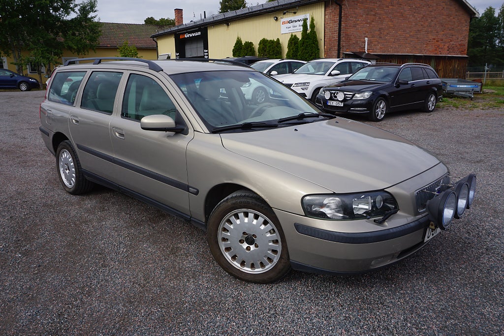 Volvo V70 2.5T AWD AUT/ Drag/ M-värmare/ Nybes