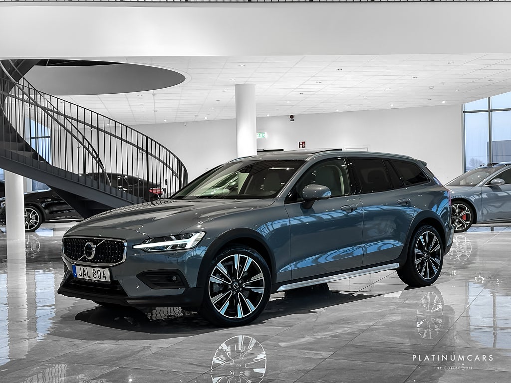 Volvo V60 Cross Country B4 AWD Ultimate 2024 / VOC / Pano / H&K / HUD