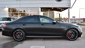 Mercedes-Benz AMG E63 S har en V8-motor som genererar 612 hästkrafter. 