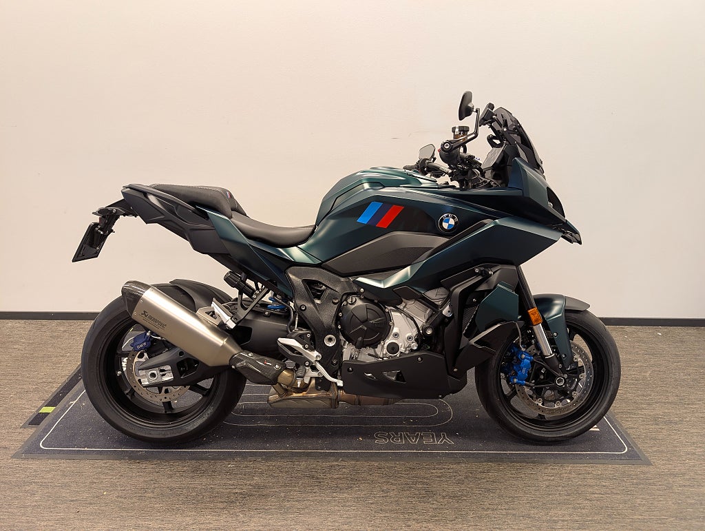 BMW M1000XR Aurelius Green Metallic