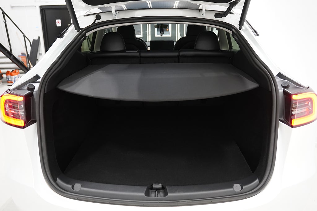 Tesla Model Y Standard Range 299hk / Dragkrok / En ägare