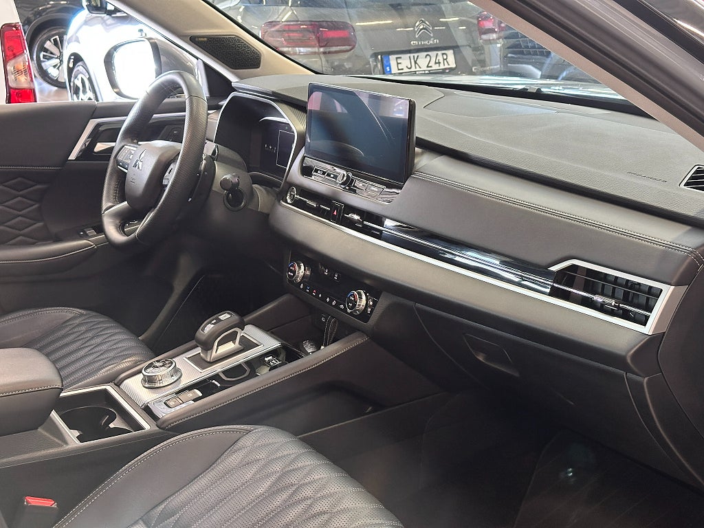 Mitsubishi Outlander PHEV CVT AWD 306hk Instyle Panorama Dragkrok thumbnail