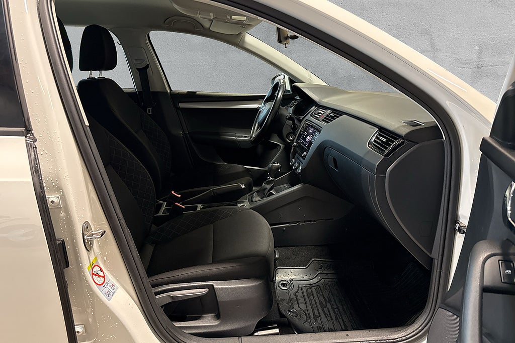Skoda Octavia Kombi 1.6 TDI SCR 3-Ägare Automat Bluetooth