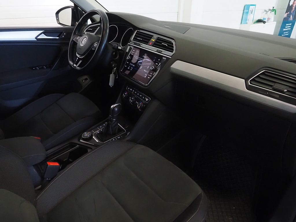 Volkswagen Tiguan 2.0 TDI 4Motion R-Line P-Värm Drag Kamera 19" Carplay
