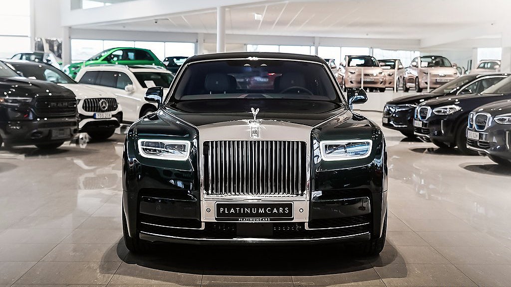 Rolls-Royce Phantom har champagnekyl i baksätet och inkluderar två glas.