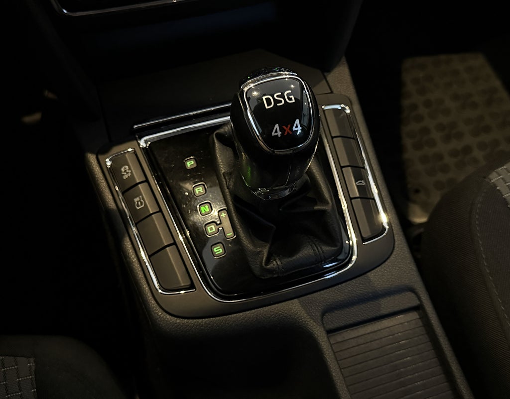 Skoda Superb Kombi 2.0 TDI 4x4 Ambition DRAG NYKAMREM MOTORVÄRMARE