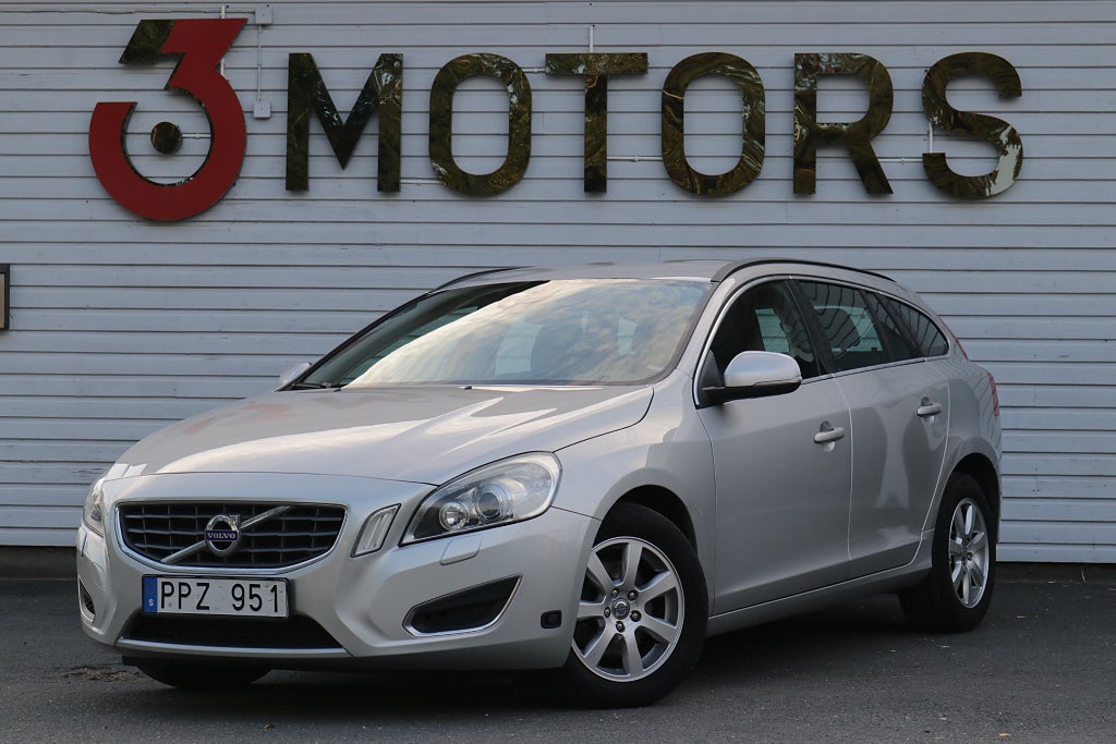 Volvo V60 T4 Momentum/Nyservad/P-sensorer/Motor värmare/Ny-bes