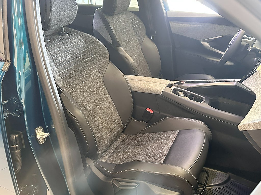 Peugeot 3008 Allure Hybrid 145hk 1.2 PureTech B-kamera thumbnail