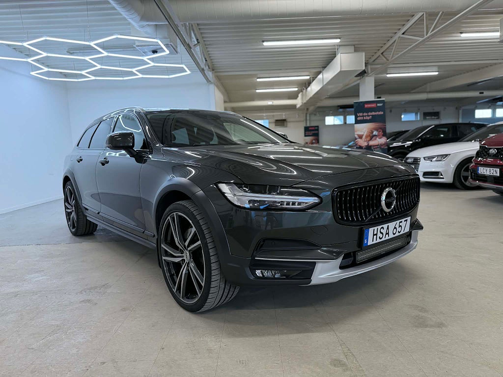 Volvo V90 Cross Country D4 AWD Inscription Pro Drag Värmare Navi Skinn LED VoC