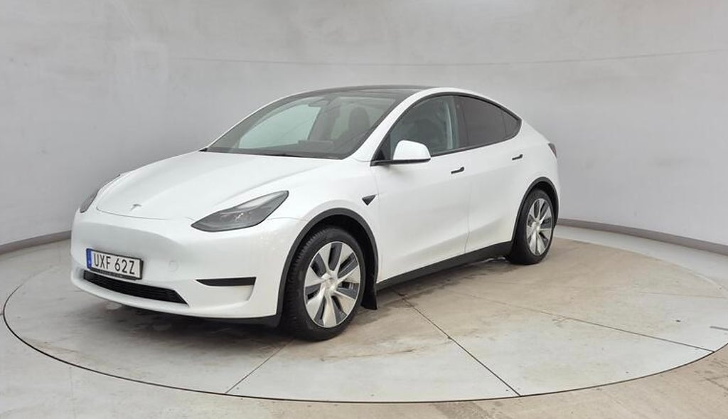 Tesla Model Y Standard Range RWD / Dragkrok / Vinterhjul