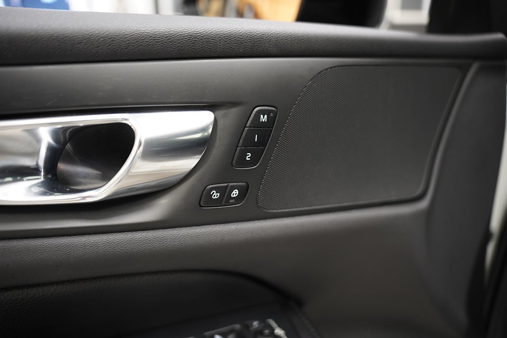 Volvo V60 D3 Geartronic 150hk R-Design D-värmare VOC Skinn