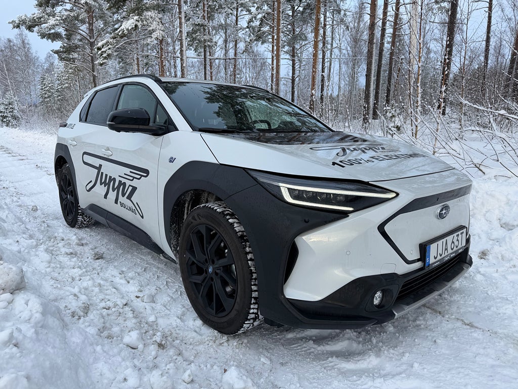 Subaru Solterra 72.6 kWh AWD Touring Demobil