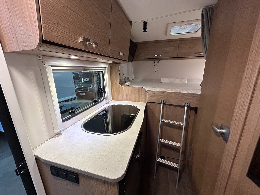 Carado V 132 / Cykelställ / Markis / Under 6m / B-körkort - Carado