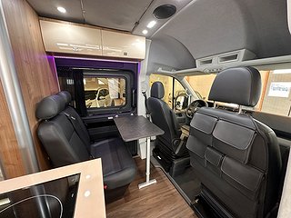 Husbil-halvintegrerad Volkswagen Crafter 177HK AUT AWD 2 av 18