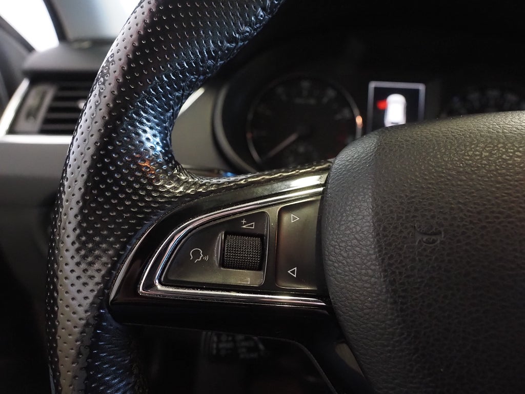 Skoda Octavia Kombi 1.4 TSI 150hk Premium Värmare Drag B-Kam 2017